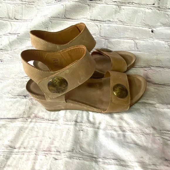 Taos Carousel Tan Wedges - Picture 9 of 16